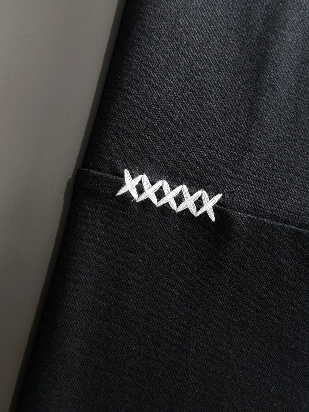 🅿️330 shipped next day. High version Stone Island/Stone Island 25ss spring and summer new high-definition T-shirt. Made with machines imported from Italy. It is truly the most luxurious and high-quality. It is a style that you can wear with your eyes closed. Combed and heavyweight fabrics. High-strength and heavy-weight fabrics feel full of weight when weighed. The upper body is also more textured than ordinary T-shirts and is not easy to deform. This texture can cope with the weather. It is sweat-absorbent and breathable, suitable for both hot and cold conditions! Perfectly produced with reference to the original stitch and stitch! The loose fit design is super noble. Custom-woven signature ribbed collar, cuffs, and hem. Really rare and rare goods Size: M-XXXL